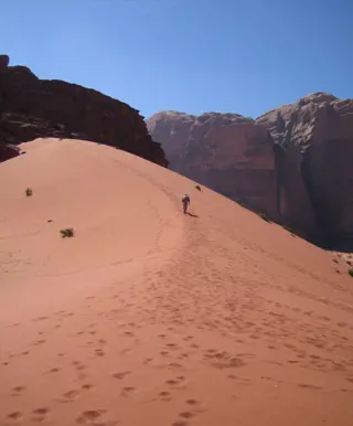Erklimme die Sanddünen bei einer Wanderung durch Wadi Rum